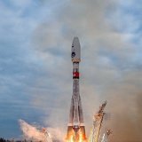 La fusée Soyouz s'est élevé dans un panache de fumée et de flammes sous un ciel gris.